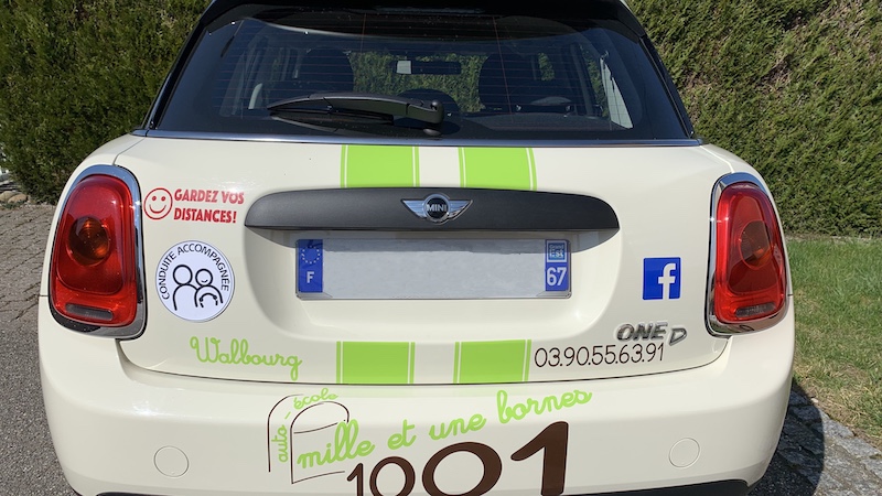 voiture mille et une bornes avec un autocollant conduite accompagnée